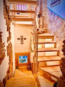 グラナダにあるLa Casa Rota de Granadaの石壁の家の螺旋階段
