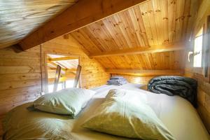 Wood Cabin by the River - for Nature Lovers tesisinde bir odada yatak veya yataklar