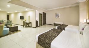 Una cama o camas en una habitación de Gateway Hotel