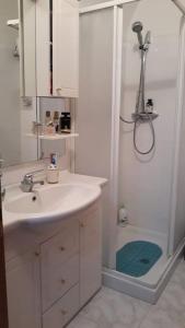bagno bianco con lavandino e doccia di Appartamento con incantevole panorama: Chieti alta a Chieti