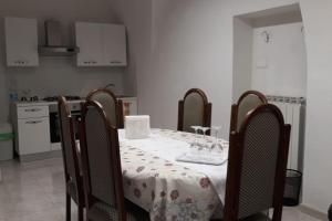 una cocina con mesa y sillas con un pastel. en Appartamento con incantevole panorama: Chieti alta, en Chieti