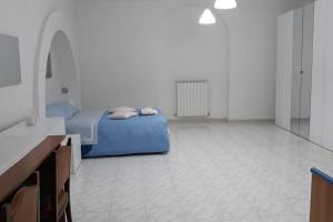 1 dormitorio con 1 cama azul y suelo de baldosa en Appartamento con incantevole panorama: Chieti alta, en Chieti