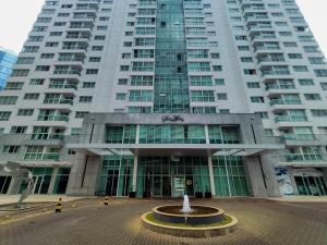 a large building with a fountain in front of it at Saint Moritz. Apartamento charmoso no centro de Brasília. in Brasilia