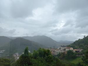 vista su una città in una valle con montagne di Cobertura das Montanhas a Domingos Martins