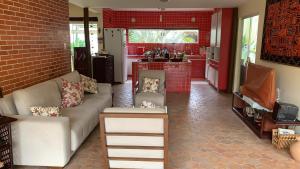 Una sala de estar con un sofá y una cocina. en B&B Villa Borromeo, en Salvador