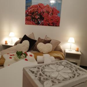 1 dormitorio con 1 cama y una pintura en la pared en Laverdura en Ubrique