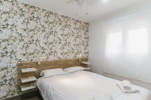 a bedroom with a bed with a floral wallpaper at Trendy Homes Federico García Lorca - Moderno, céntrico y silencioso in Almería
