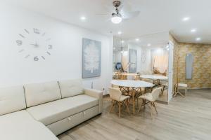 アルメリアにあるTrendy Homes Federico García Lorca - Moderno, céntrico y silenciosoのソファとテーブルと椅子のあるリビングルーム