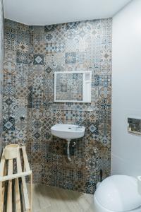 アルメリアにあるTrendy Homes Federico García Lorca - Moderno, céntrico y silenciosoのタイル張りのバスルーム(洗面台、トイレ付) +4枚の写真