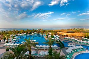Bazén v ubytování Delphin Palace Hotel nebo v jeho okolí