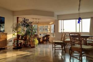 Espectacular apartamento con servicios y amenities tesisinde bir restoran veya yemek mekanı