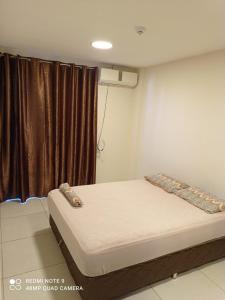 Habitación hospitalaria con cama y ventana en Apart cómodo y seguro a pasos de todo 33 en Ciudad del Este