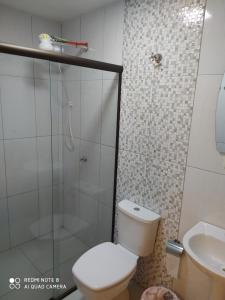 a bathroom with a shower and a toilet and a sink at Apart cómodo y seguro a pasos de todo 33 in Ciudad del Este