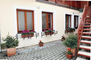 Rõdu või terrass majutusasutuses Hotel Pelikán