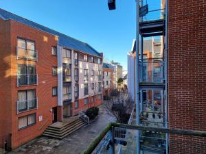 uma vista para uma rua da cidade com edifícios em -25 Percent Mth Off - Superb - City Center - 2BD Apt - King Beds - Wise Stays em Southampton