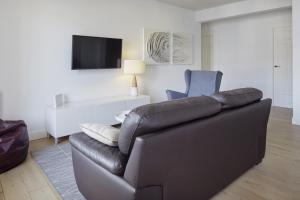 A television and/or entertainment centre at Aukera - Basque Stay
