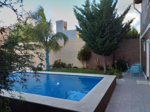 una piscina en el patio trasero de una casa en Casa Con Pileta En Roldan en Roldán