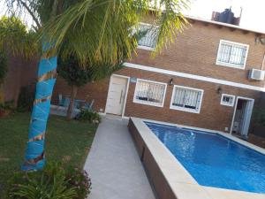 a swimming pool in front of a house at Casa Con Pileta En Roldan in Roldán