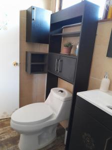 Koupelna v ubytování Entre tizones y brujos ( cabaña Maggie)