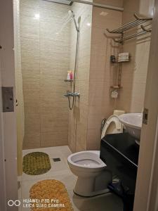 La salle de bains est pourvue d'une douche, de toilettes et d'un lavabo. dans l'établissement Staycation Condotel @150newport pasay city, à Manille