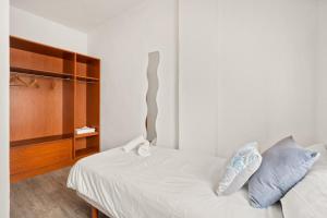 Un pat sau paturi într-o cameră la Apartamento Sa Mesquida 9
