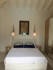 Tempat tidur dalam kamar di Luxury villa + guest house couchers de soleil mer