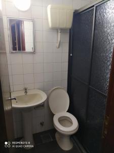 ein kleines Bad mit WC und Waschbecken in der Unterkunft Amplio y cómodo apartamento con bella vista en pleno centro in Ciudad del Este