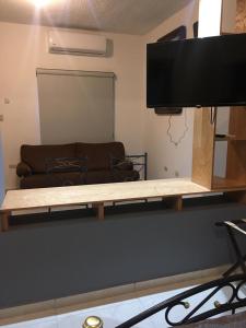 TV a/nebo společenská místnost v ubytování Suites Cervantes