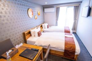 Rúm í herbergi á Stay SAKURA Kyoto Gion North