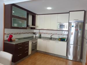 A kitchen or kitchenette at maravilloso apartamento en la playa...muy especial