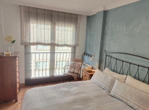 A bed or beds in a room at maravilloso apartamento en la playa...muy especial