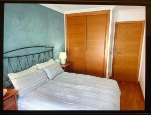 A bed or beds in a room at maravilloso apartamento en la playa...muy especial