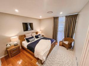 um quarto com uma cama grande e uma janela em Jewel of Brooklyn - Hawkesbury River Marina em Brooklyn