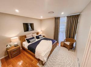Un dormitorio con una cama grande y una ventana. en Jewel of Brooklyn - Hawkesbury River Marina, en Brooklyn