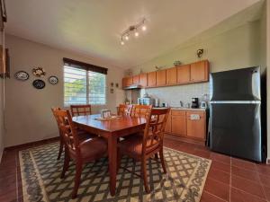 Una cocina o zona de cocina en Pancho's Paradise - Rainforest Guesthouse with Pool, Gazebo and View
