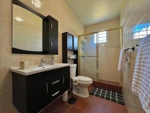 Un baño de Pancho's Paradise - Rainforest Guesthouse with Pool, Gazebo and View