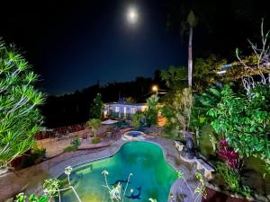 - Vistas a la piscina por la noche en Pancho's Paradise - Rainforest Guesthouse with Pool, Gazebo and View, en Canovanas