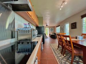Una cocina o zona de cocina en Pancho's Paradise - Rainforest Guesthouse with Pool, Gazebo and View