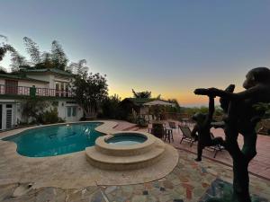 Piscina en o cerca de Pancho's Paradise - Rainforest Guesthouse with Pool, Gazebo and View