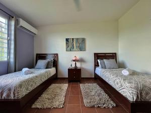 Cama o camas de una habitación en Pancho's Paradise - Rainforest Guesthouse with Pool, Gazebo and View
