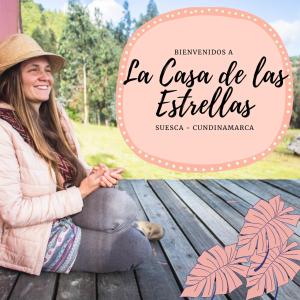 une femme assise sur un banc en bois avec texte sur la cocotte las est dans l'établissement La Casa de las Estrellas, à Suesca