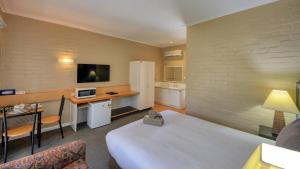 En eller flere senge i et værelse på Bishops Lodge Narrandera