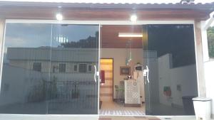 eine offene Glasschiebetür eines Hauses mit einer Terrasse in der Unterkunft Apartamento em Barra do Piraí in Barra do Piraí + 8 Fotos