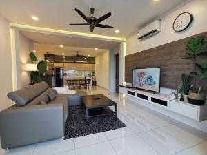 Seating area sa Grand Suites 4BR 12Pax Gathering First Choice WIFI NETFLIX!! 60"TV By STAY