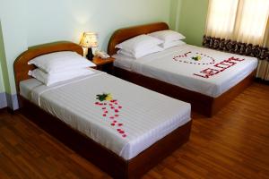 Postel nebo postele na pokoji v ubytování Sandalwood Hotel