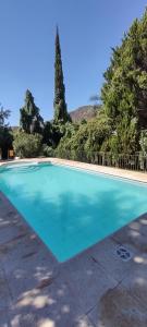 una gran piscina de agua azul en Cabañas Valle San Miguel in 