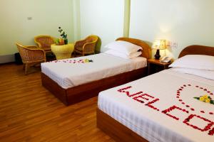 Postel nebo postele na pokoji v ubytování Sandalwood Hotel