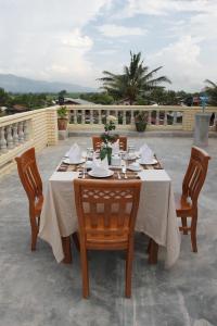 mesa con sillas y mantel blanco en Sandalwood Hotel, en Nyaung Shwe