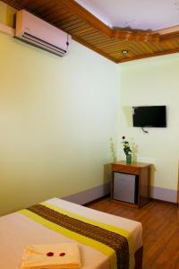 TV a/nebo společenská místnost v ubytování Sandalwood Hotel