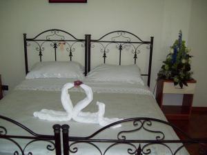 a bed with two swans made out of towels at B&B Stupor Mundi in Altamura